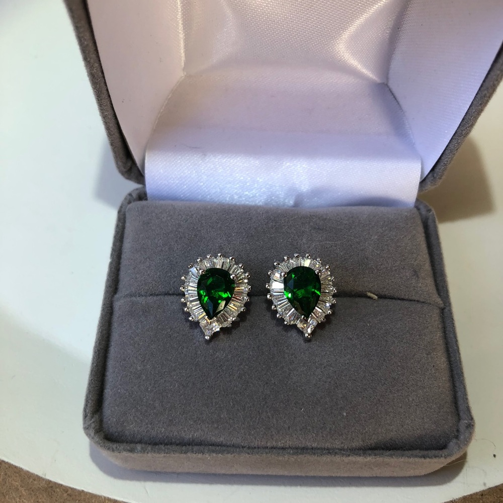 SIMULATED GREEN & WHITE DIAMOND EARRINGS. .98 cts. - Picture 6 of 8